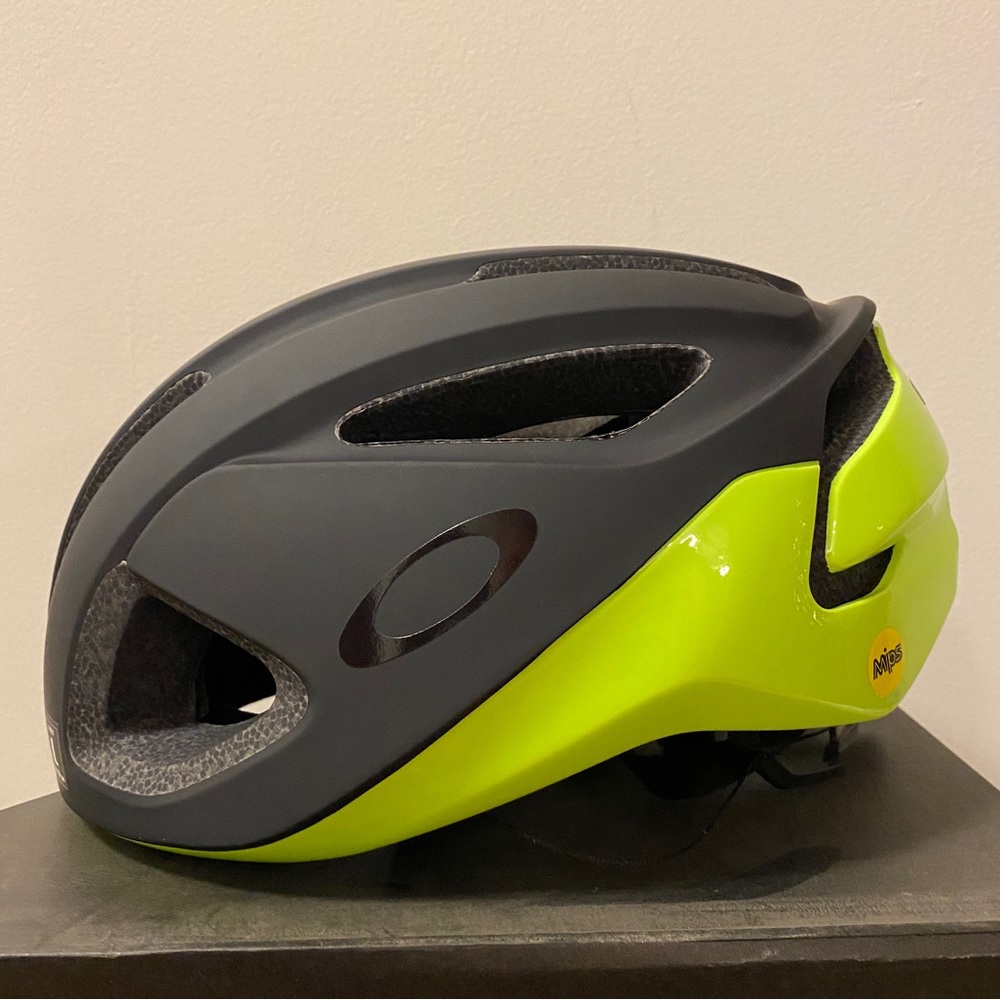 Oakley ARO3 Cycling Helmet with MIPS size Large